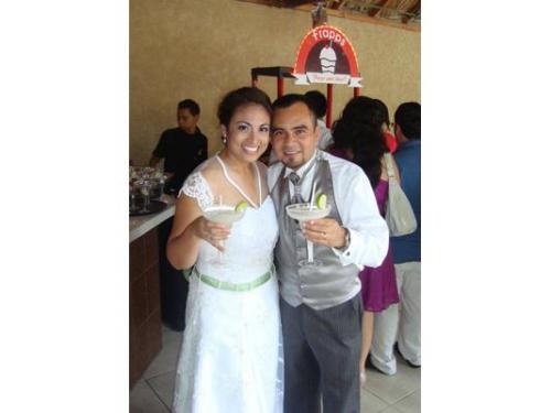 Novios con cocteles