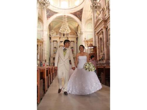 Novios saliendo de ceremonia