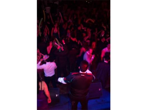 Tus invitados bailando