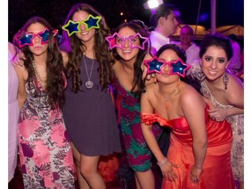 Invitadas con lentes gigantes