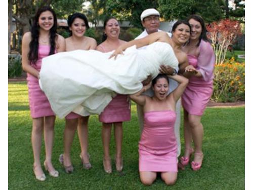 Damas cargando a la novia