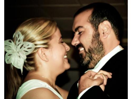 Novios felices en su primer baile