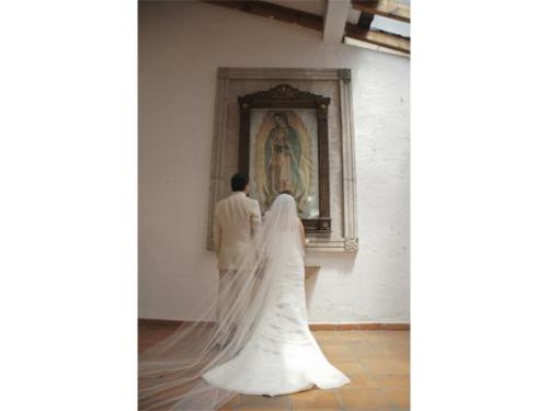 Novios frente a la virgen