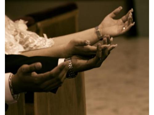 Detalle de las manos en la ceremonia