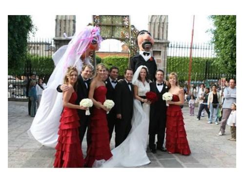 Mojigangas, novios y madrinas