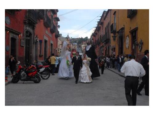 Felices novios y mojigangas