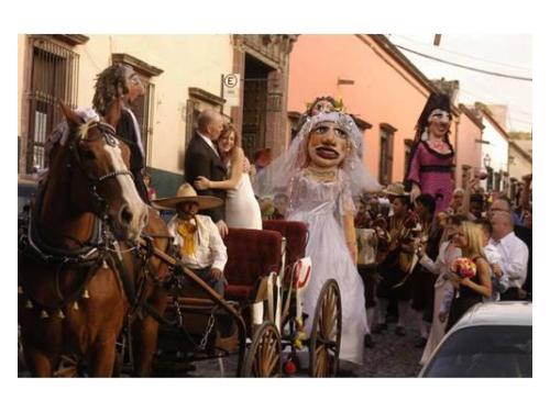 Mojigangas de camino a la fiesta