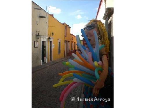 Repartiendo los globos para la fiesta