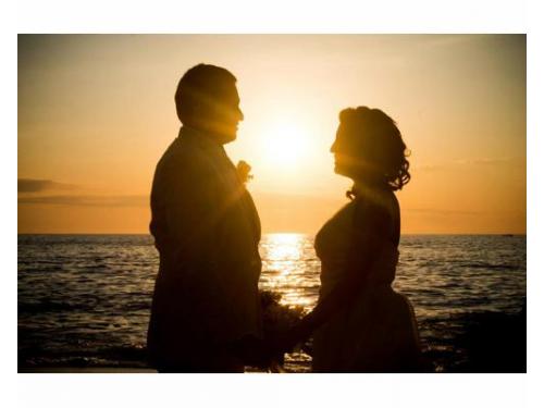 Silueta de los novios con bello atardecer