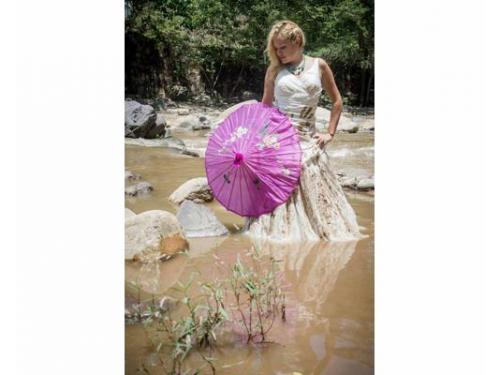Sesión trash the dress en la playa