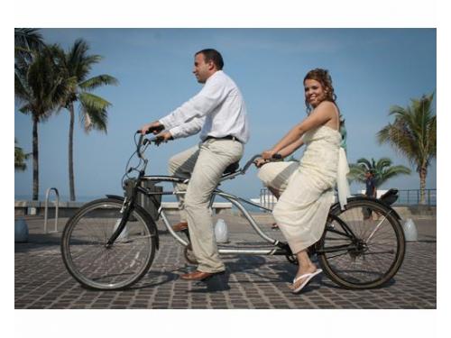 Novios en bicicleta