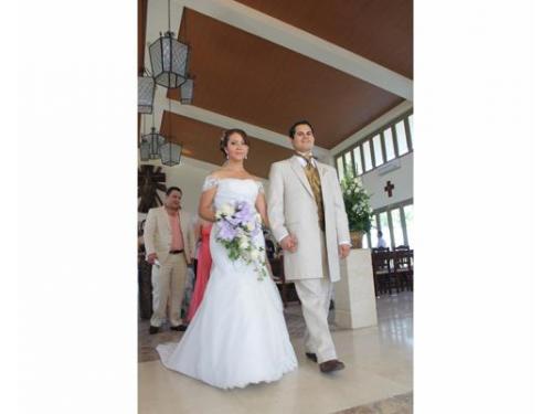 Novios en boda religiosa