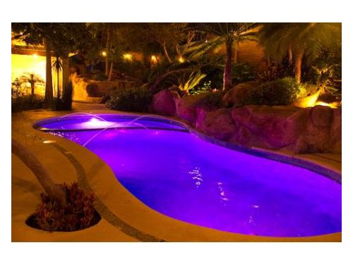 Alberca iluminada