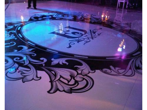 Iniciales en el piso