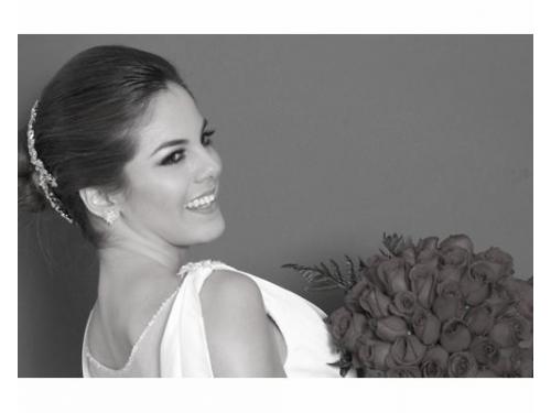 Novia mostrando su felicidad