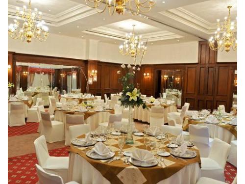 Montaje de mesas en salón