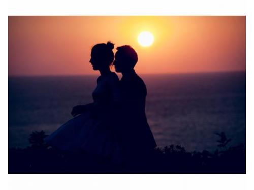 Novios con bello fondo