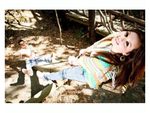 Novios en sube y baja