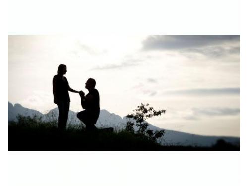 Novios con bello fondo