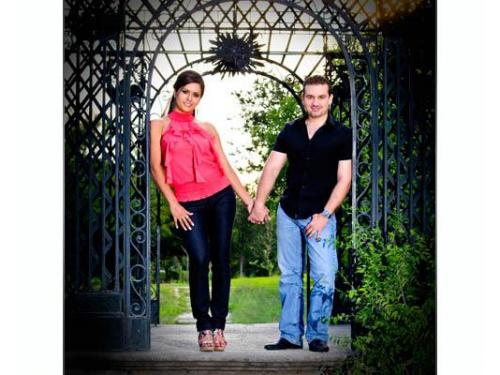 Novios tomados de la mano