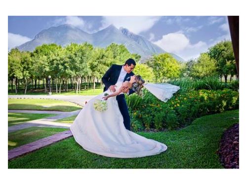 Novios con el cerro de la silla de fondo