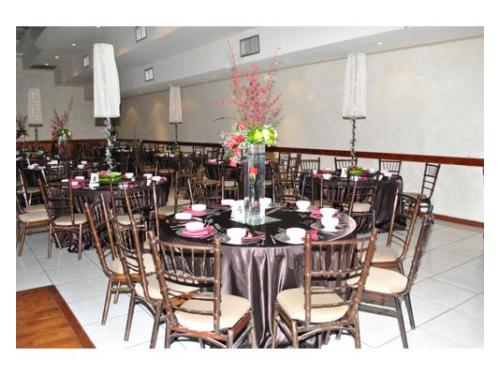 Mesas circulares y sillas tiffany