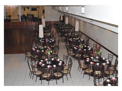 Mesas cerca de la pista de baile