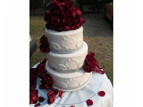 Pastel con pétalos de rosas