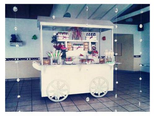 Carrito con dulces y botanas