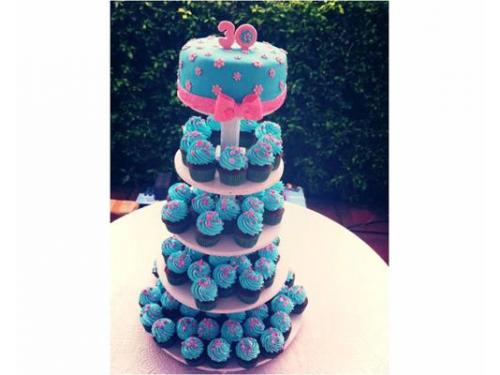 Pastel con torre de cupcakes