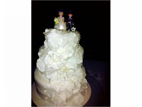 Pastel con cascada floral