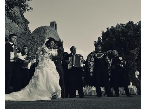 Novios con estudiantina