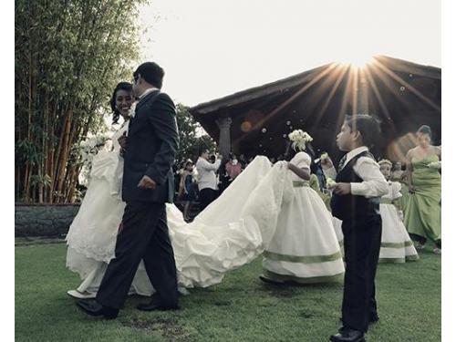 Novios entrando a recepción