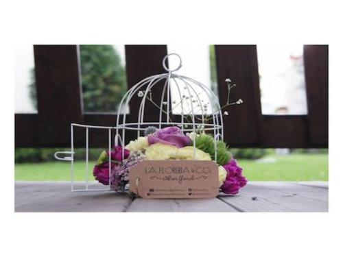 Jaula con flores