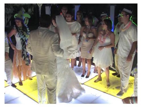 Novios bailando en la pista