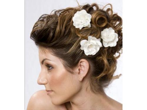 Peinado con detalles florales