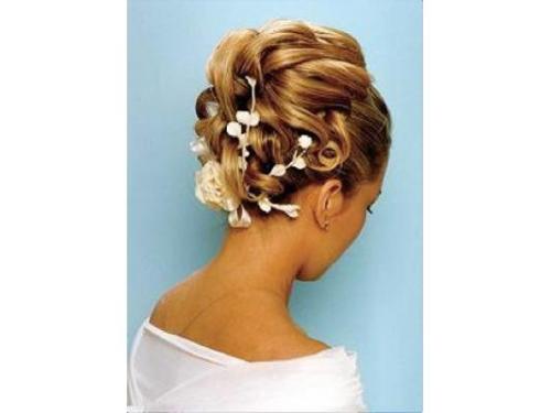 Peinado de chongo con tocado