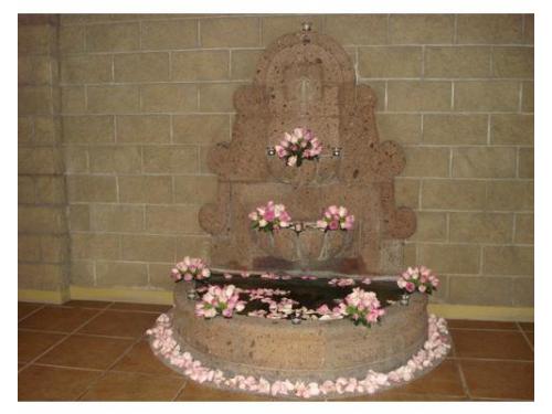 Nuestra preciosa fuente engalana la entrada