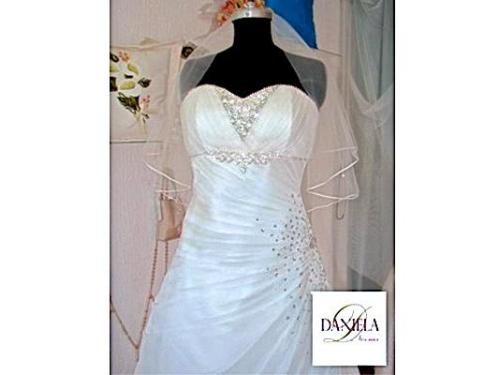 Escote de corazón y pedrería