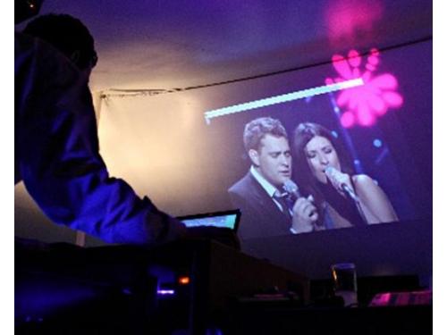 Pantallas con video proyección