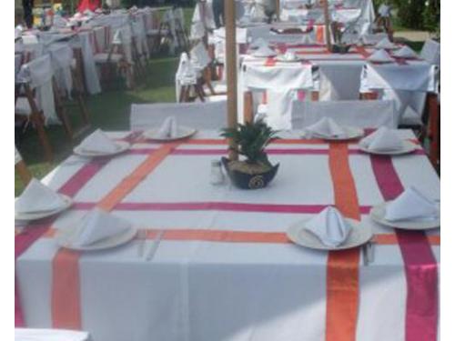 Montaje de mesas y manteleria