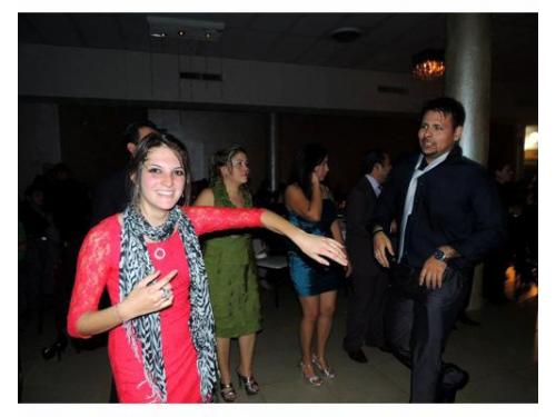 Tus invitados bailando