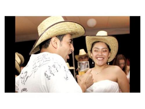 Novios con accesorios de animación