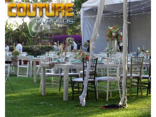 Elegante recepción en el jardín