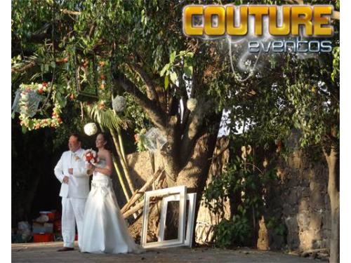 Novios disfrutando de su boda
