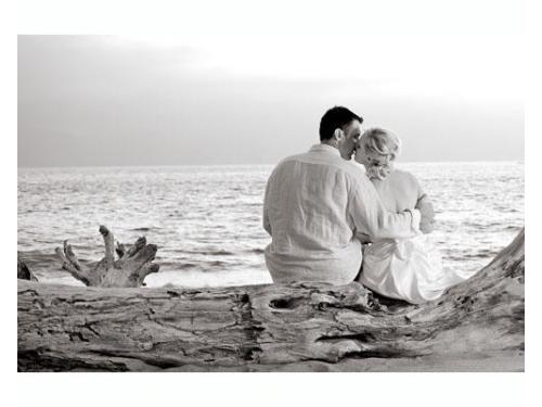 Novios mirando el mar