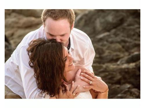 Beso romántico de los novios