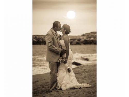 Beso de los novios en la playa