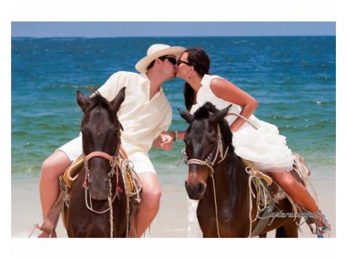 Novios montando a caballo