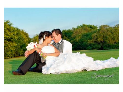 Novios sentados en el pasto